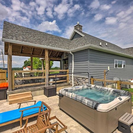 Chic Williamstown Retreat With Pool And Hot Tub! Villa Exterior foto
