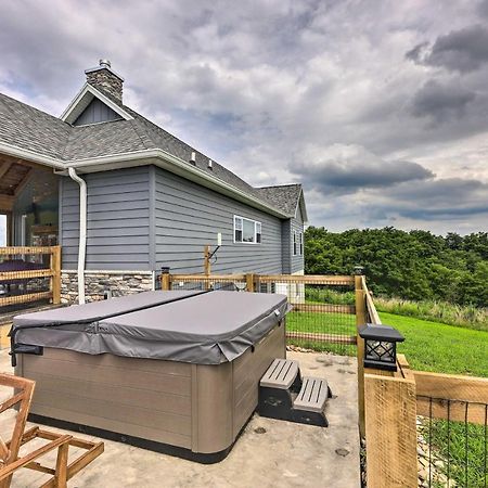 Chic Williamstown Retreat With Pool And Hot Tub! Villa Exterior foto