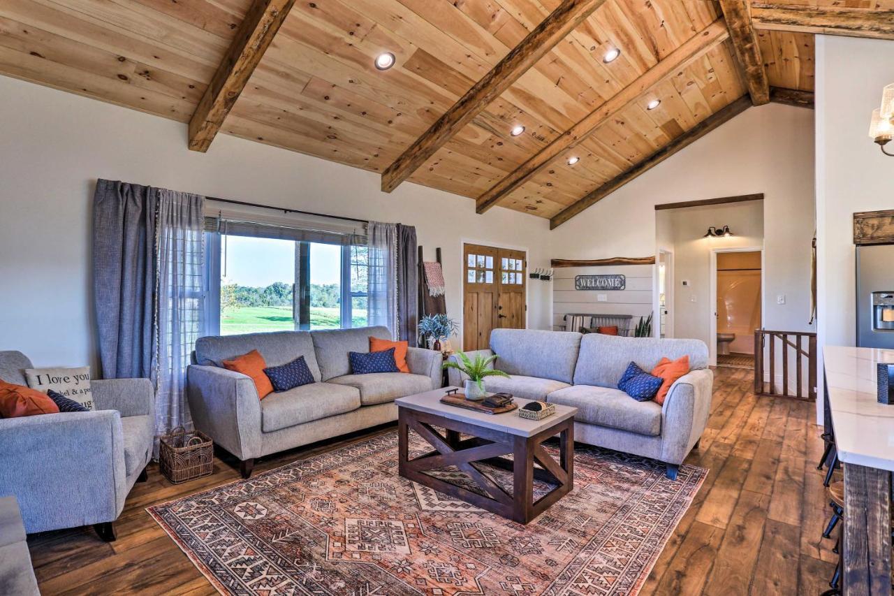 Chic Williamstown Retreat With Pool And Hot Tub! Villa Exterior foto