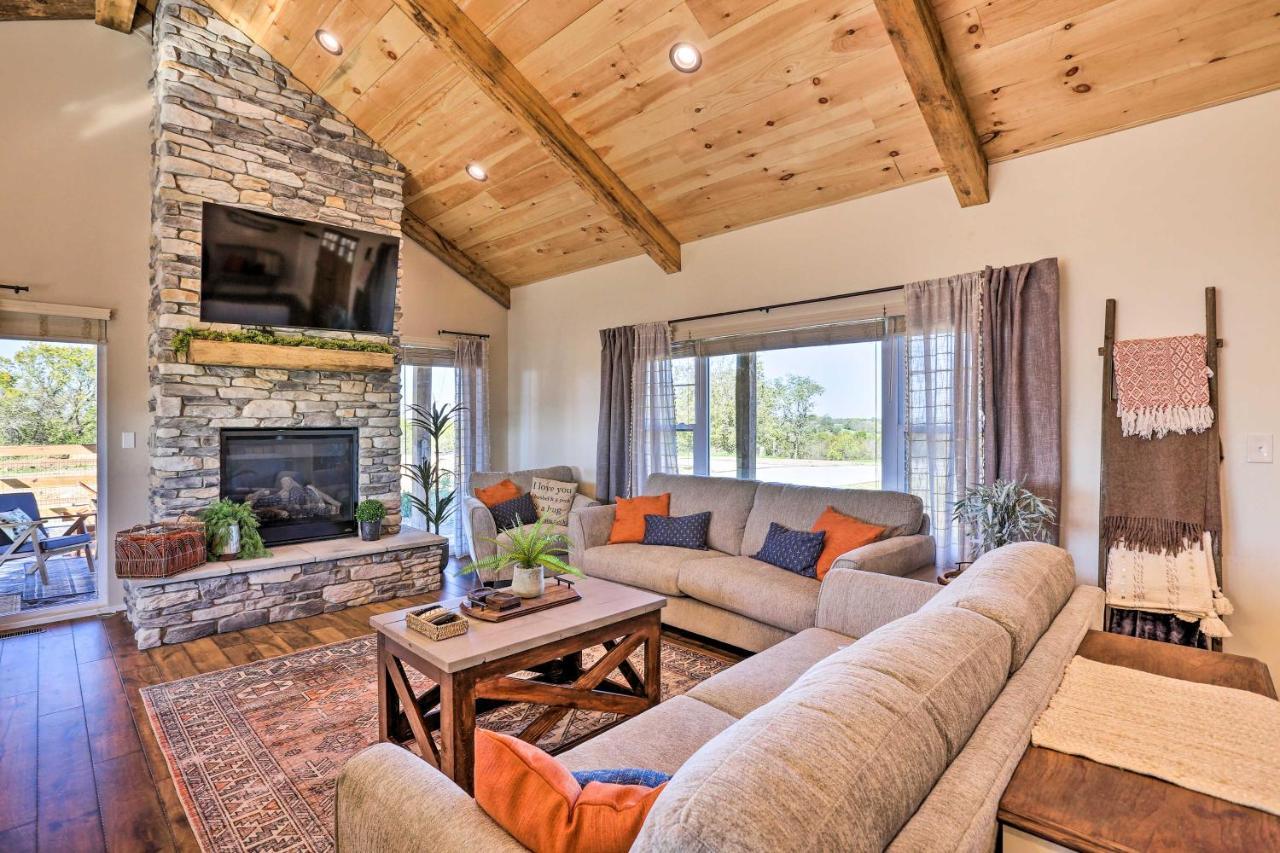 Chic Williamstown Retreat With Pool And Hot Tub! Villa Exterior foto