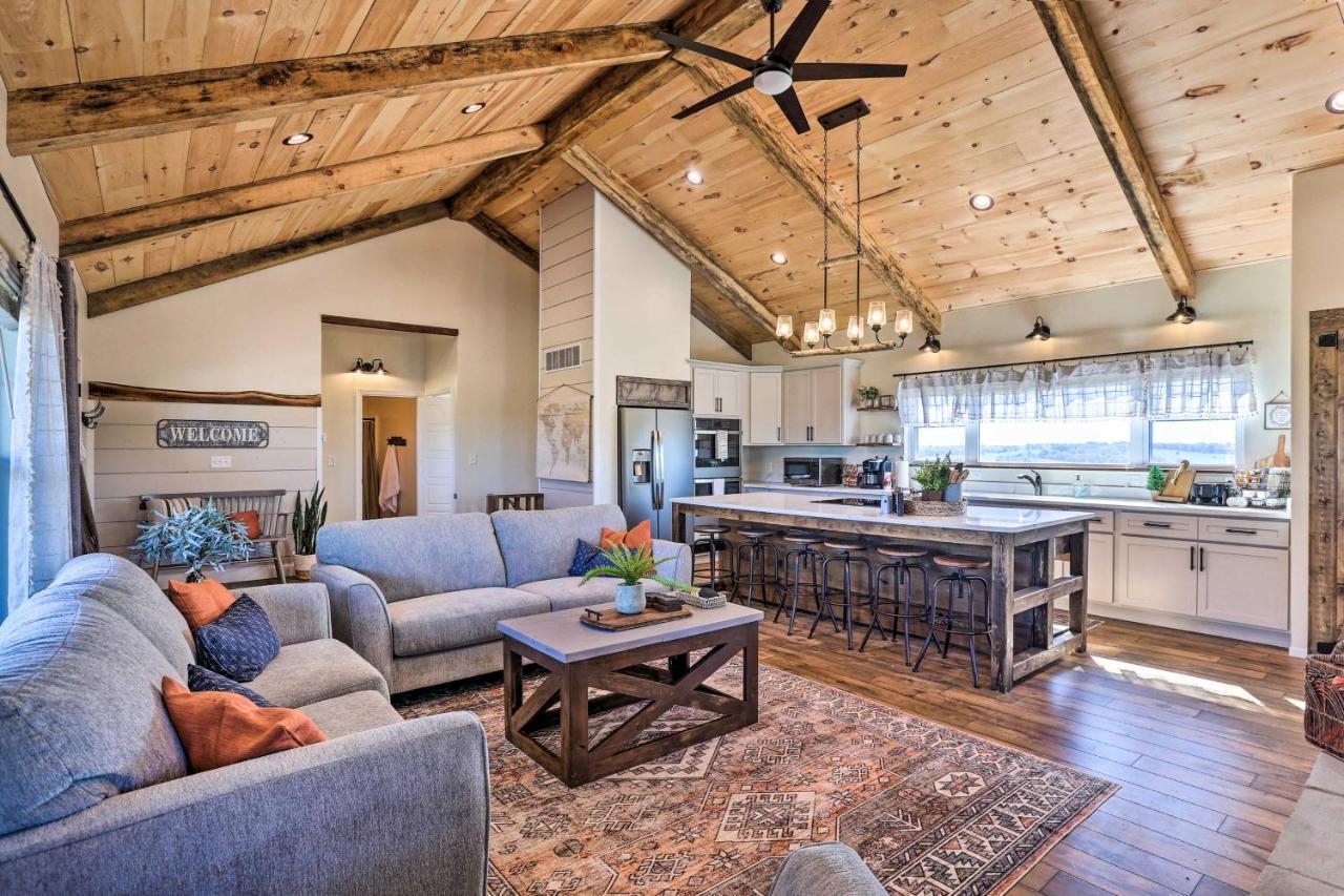 Chic Williamstown Retreat With Pool And Hot Tub! Villa Exterior foto