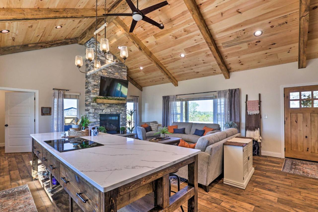Chic Williamstown Retreat With Pool And Hot Tub! Villa Exterior foto