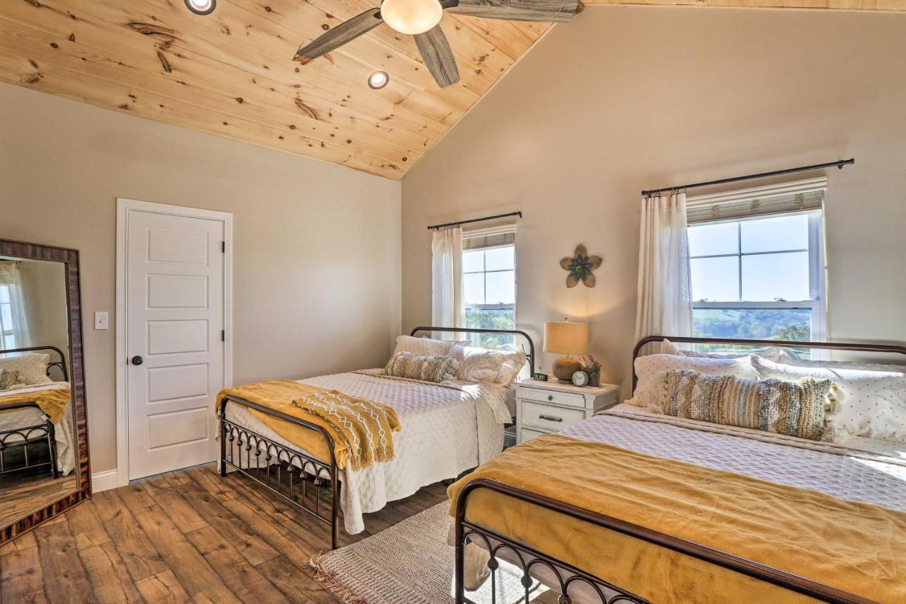 Chic Williamstown Retreat With Pool And Hot Tub! Villa Exterior foto