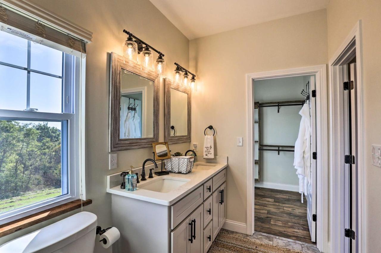 Chic Williamstown Retreat With Pool And Hot Tub! Villa Exterior foto
