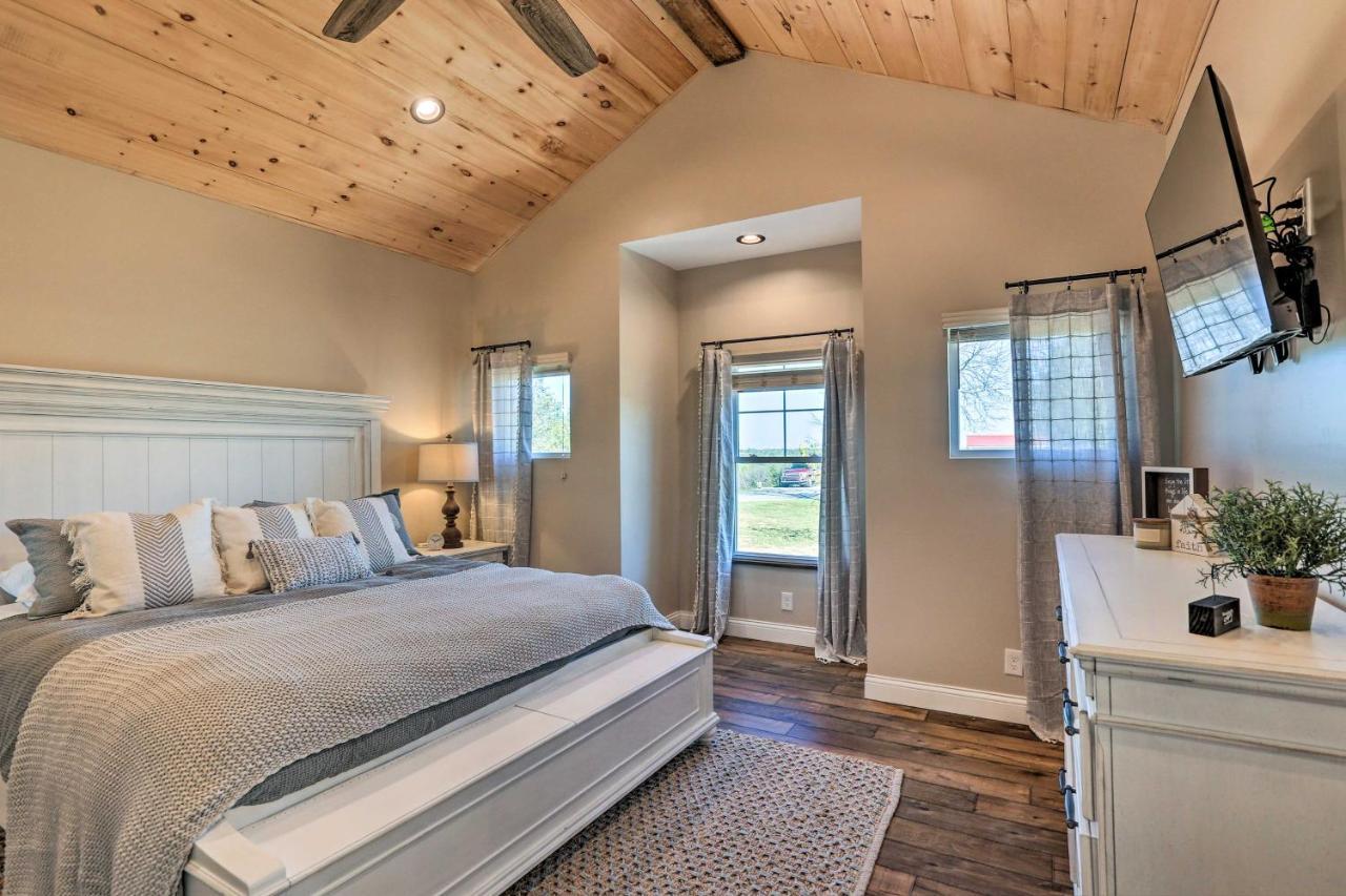 Chic Williamstown Retreat With Pool And Hot Tub! Villa Exterior foto