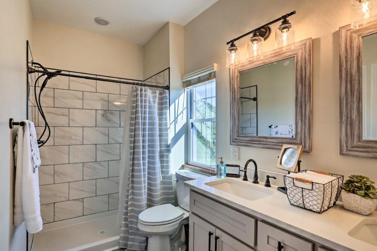 Chic Williamstown Retreat With Pool And Hot Tub! Villa Exterior foto