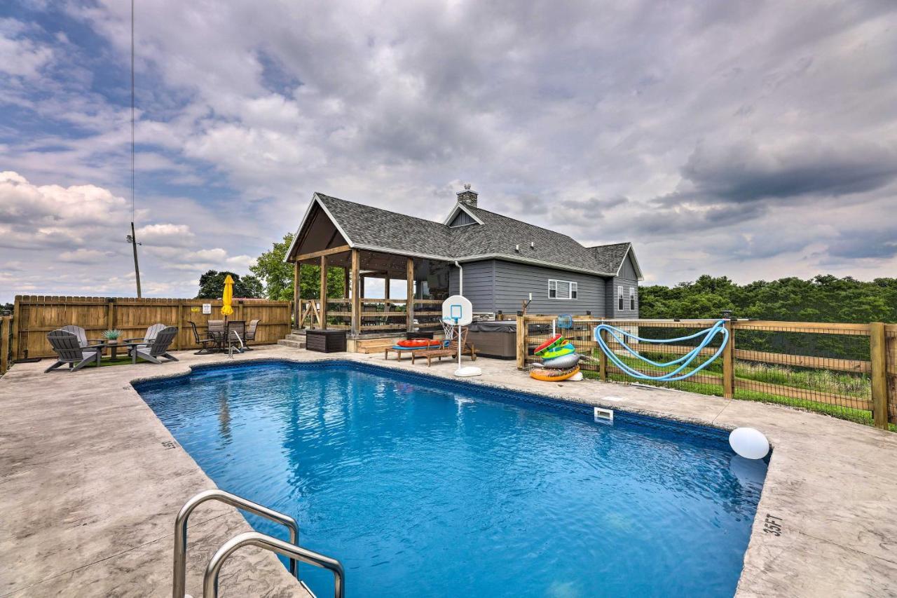 Chic Williamstown Retreat With Pool And Hot Tub! Villa Exterior foto