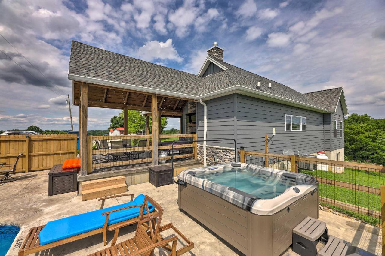Chic Williamstown Retreat With Pool And Hot Tub! Villa Exterior foto