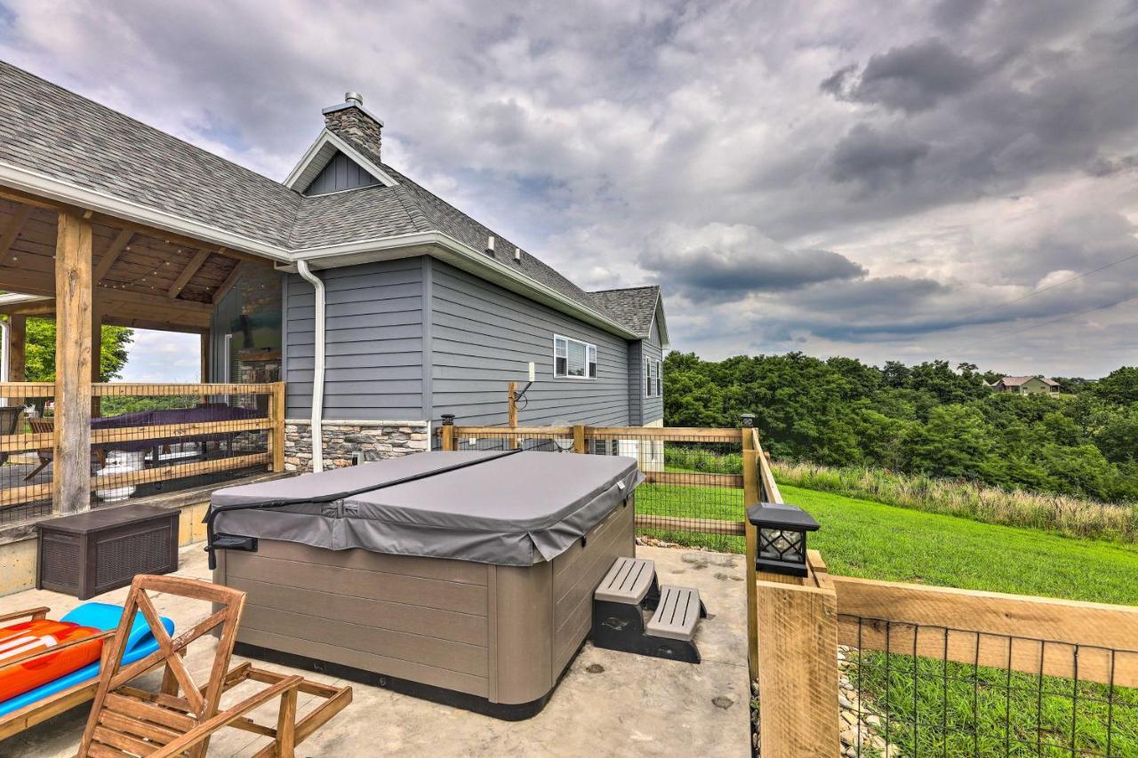 Chic Williamstown Retreat With Pool And Hot Tub! Villa Exterior foto
