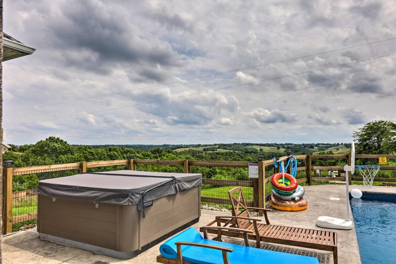 Chic Williamstown Retreat With Pool And Hot Tub! Villa Exterior foto
