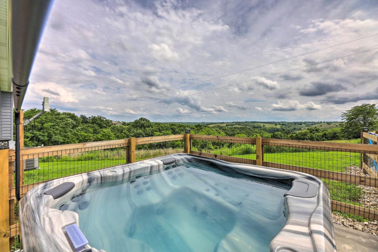 Chic Williamstown Retreat With Pool And Hot Tub! Villa Exterior foto