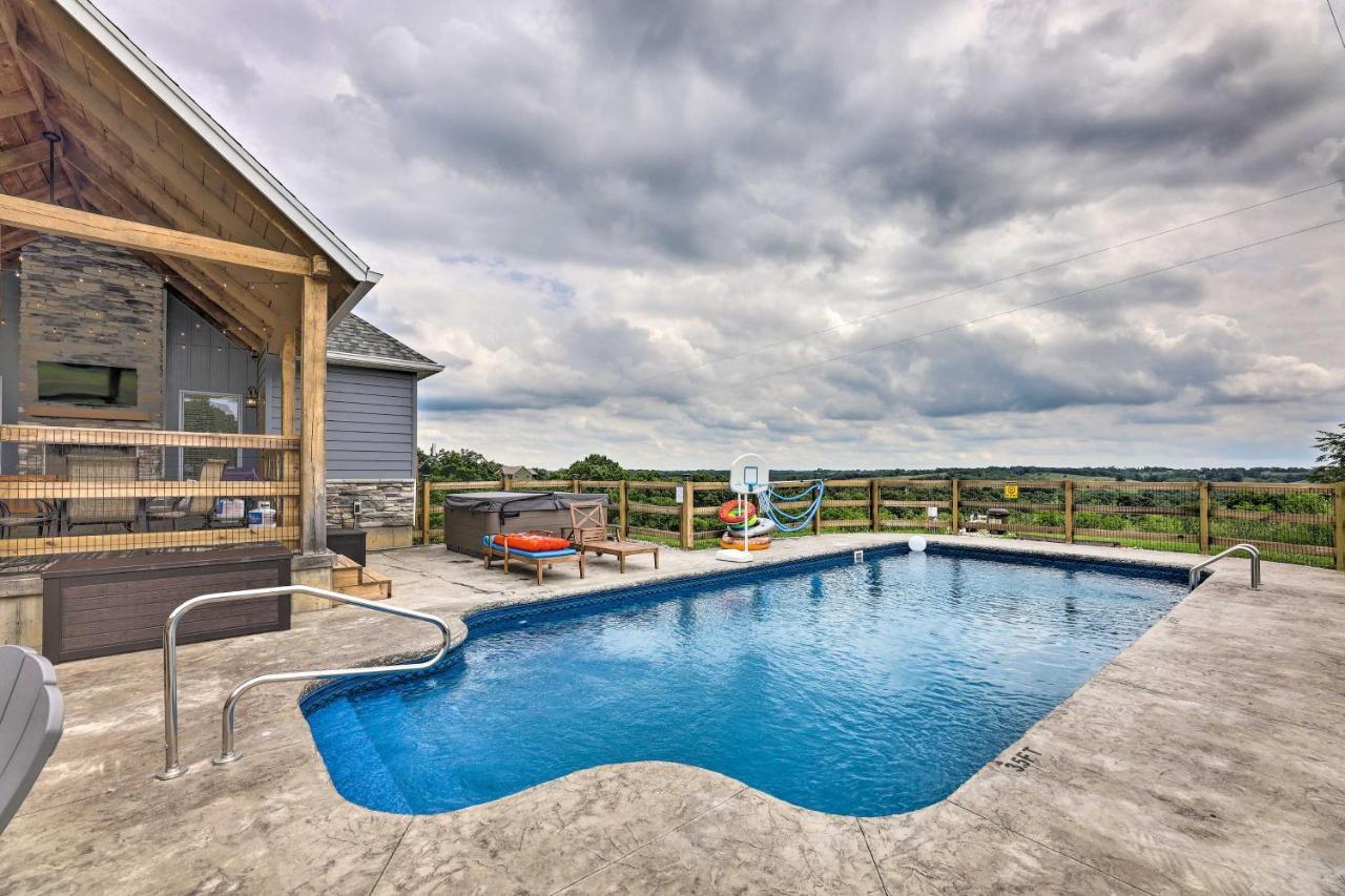 Chic Williamstown Retreat With Pool And Hot Tub! Villa Exterior foto