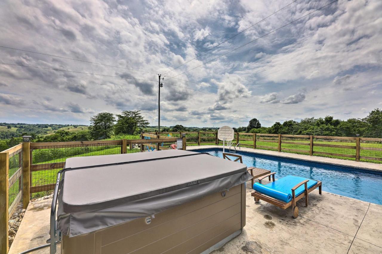 Chic Williamstown Retreat With Pool And Hot Tub! Villa Exterior foto